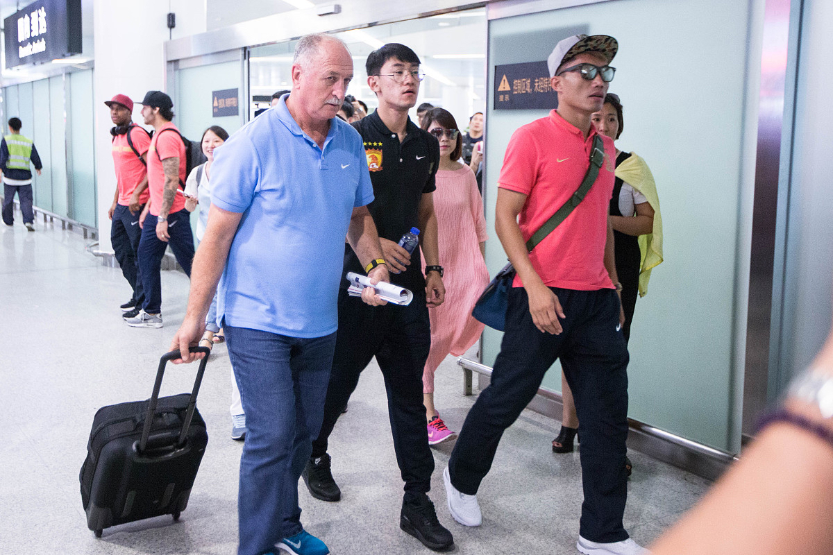 欧预赛赛场硝烟弥漫，球员拼搏精神感动无数观众的简单介绍