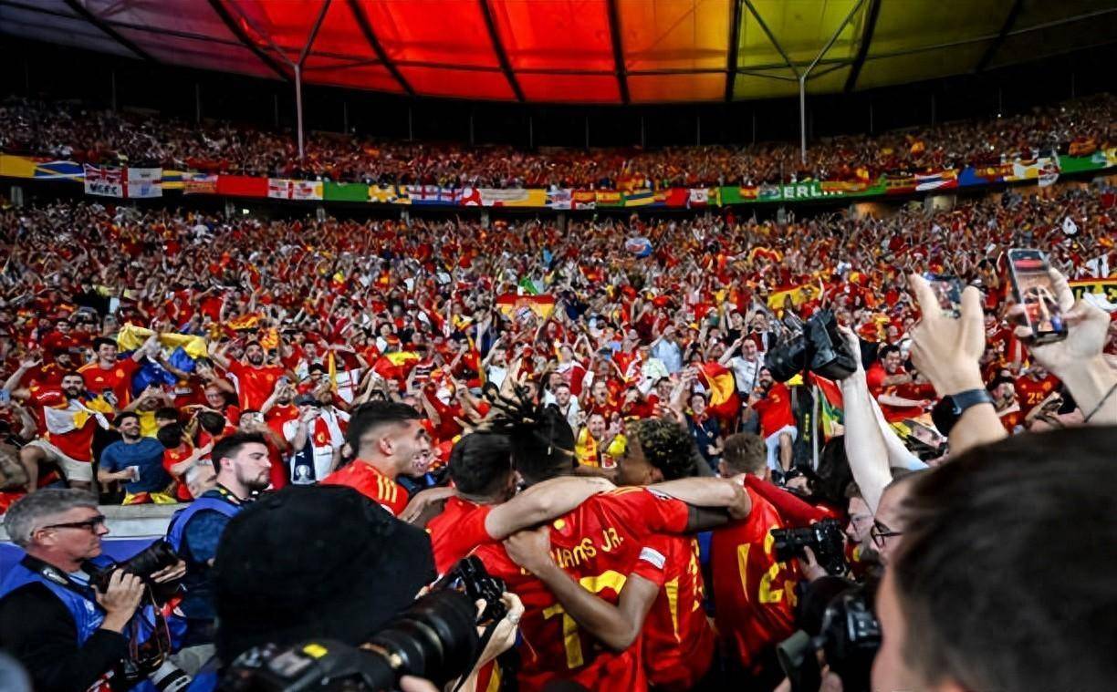 欧洲赛事火爆进行,球迷热情高涨 欧洲赛事火爆进行,球迷热情高涨