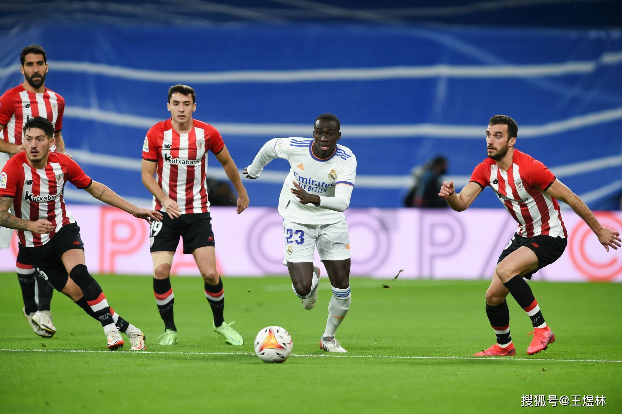 阿拉维斯战胜对手，朝离保级目标更近一步的简单介绍