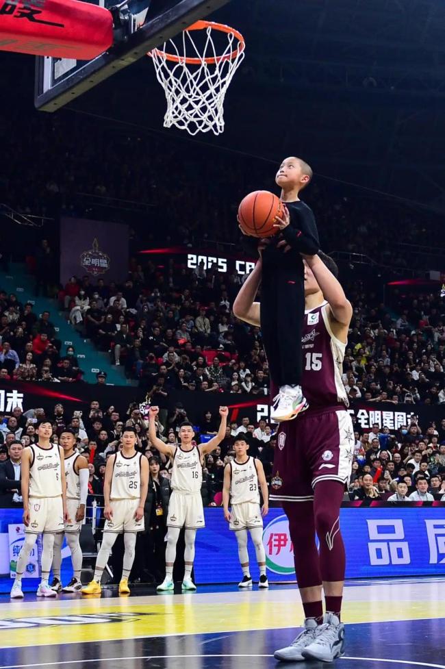 PG电子官方-青岛男篮连胜在望，球队信心满满迎接挑战