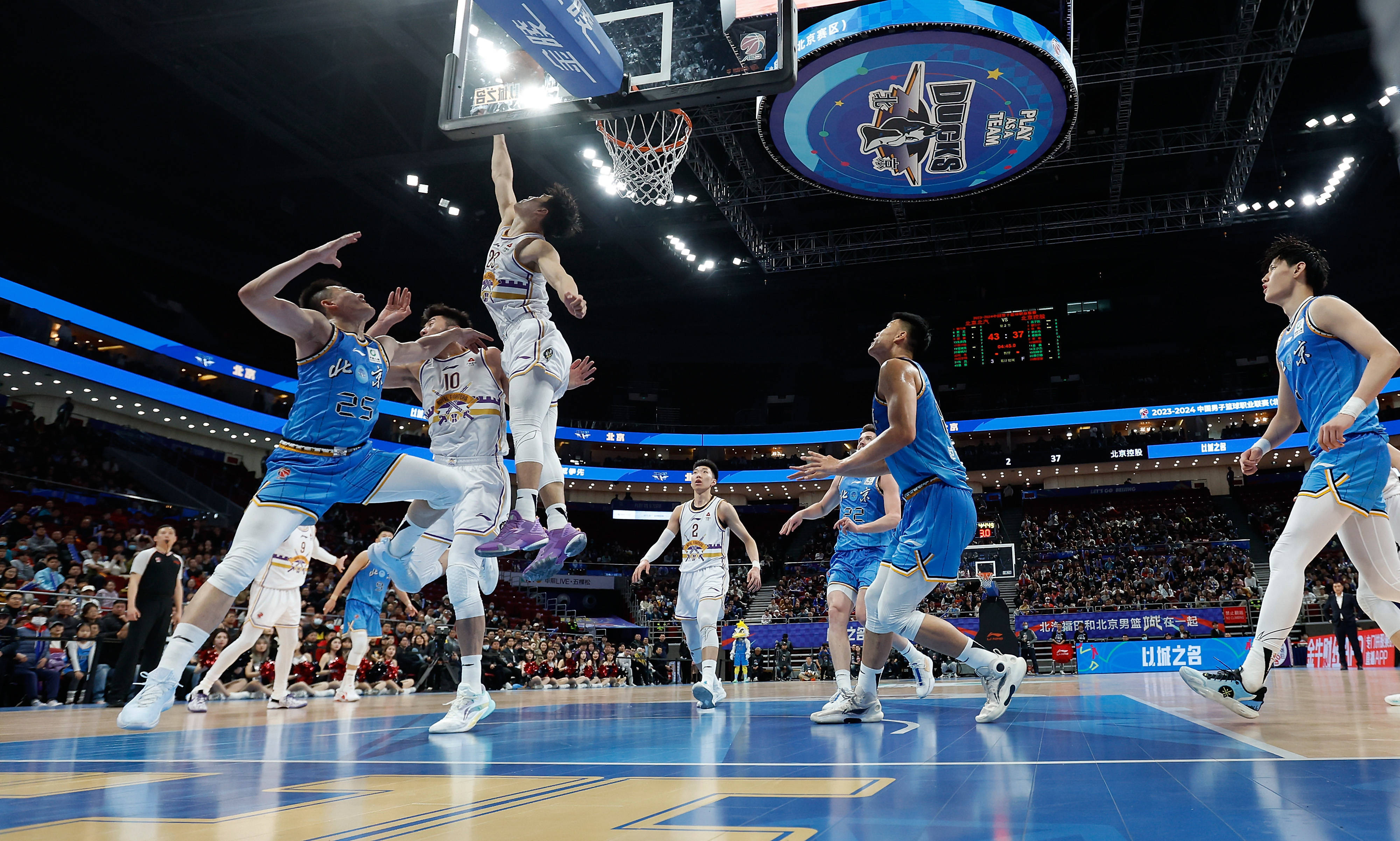 PG电子游戏-体育赛场上，球员精彩表现引发观众热议