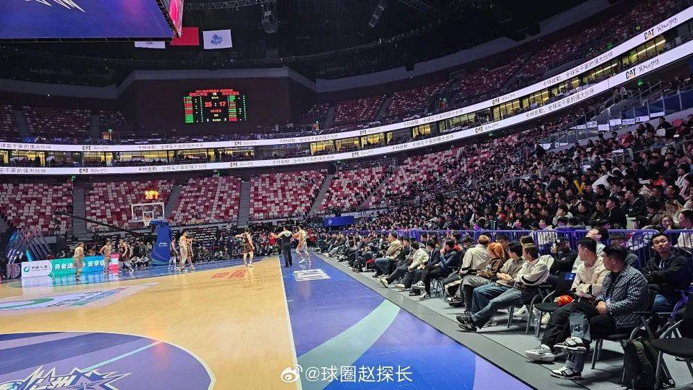 体育赛场上,球员精彩表现引发观众热议 体育赛场上,球员精彩表现引发观众热议