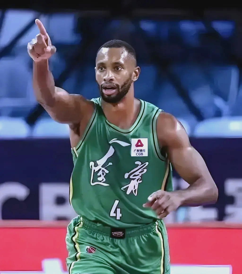 一支实力强劲的篮球队伍在男子职业联赛中崭露头角