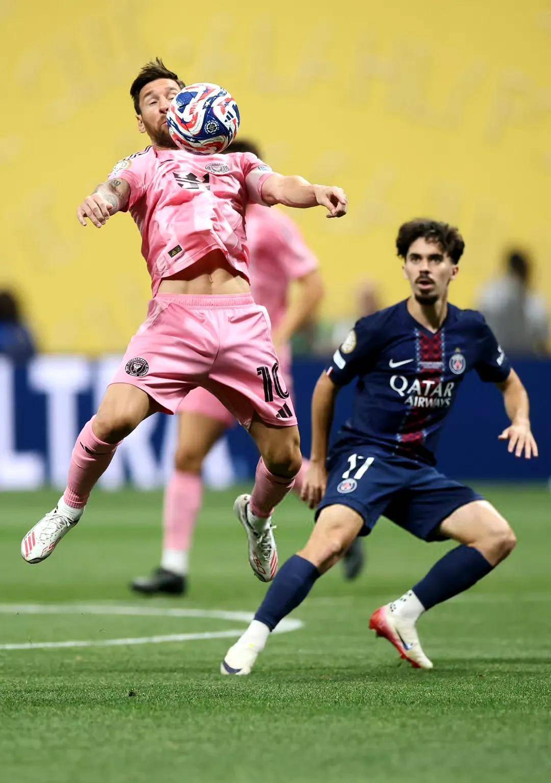 梅西梅开二度，巴黎圣日耳曼轻松击败利物浦