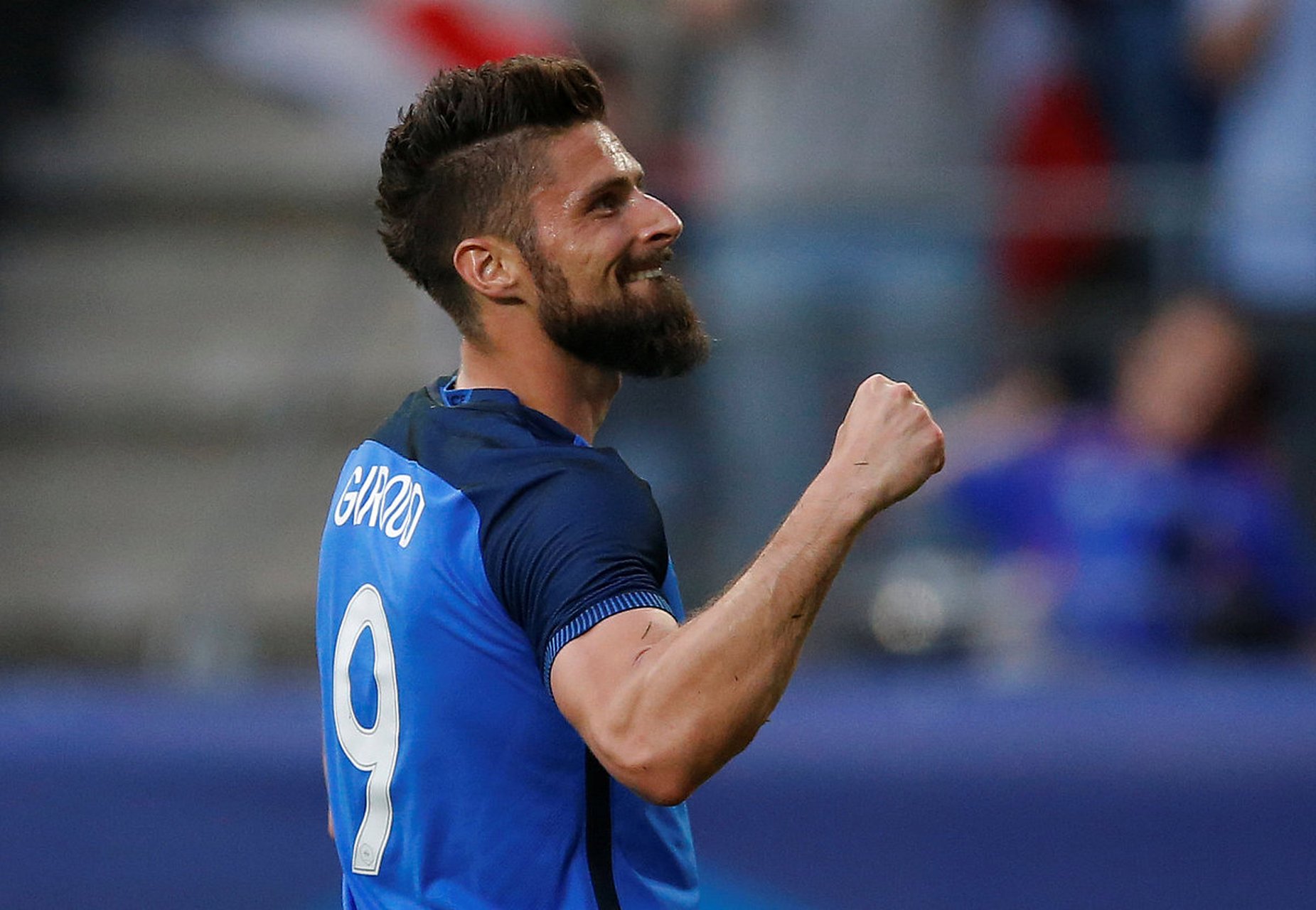 大巴黎前锋多次控球助攻非常出色