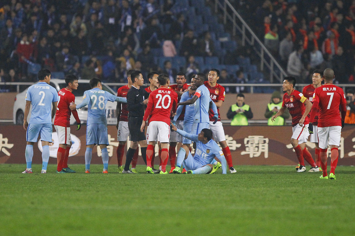 PG平台-本土足球联赛比分胜负悬殊，球员表现神勇