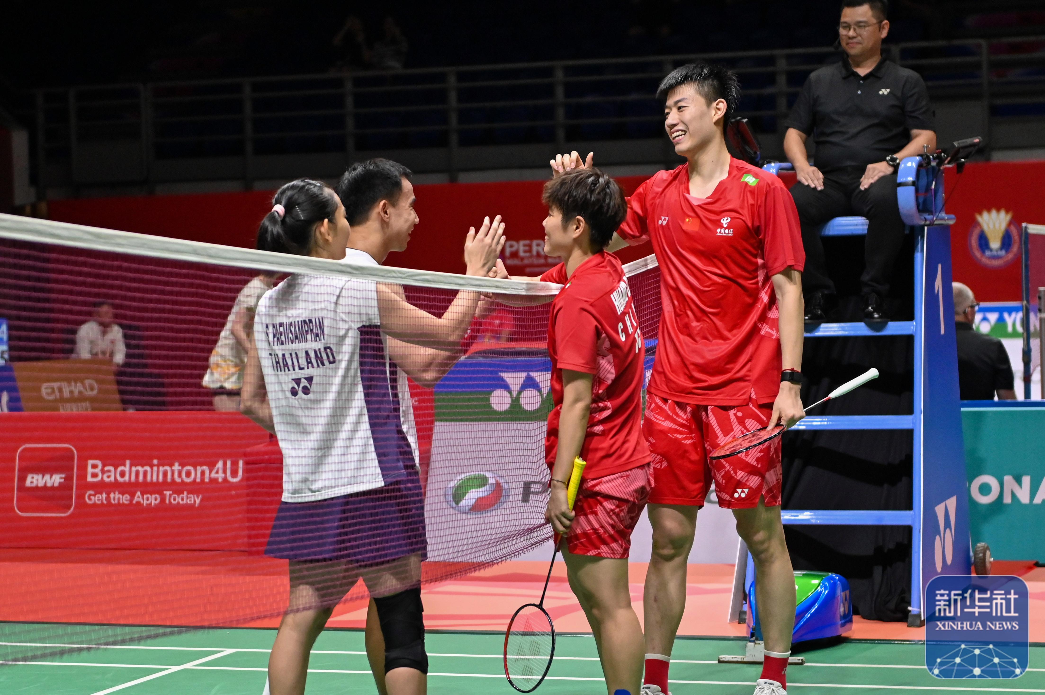 羽毛球选手在对决中技高一筹摘金