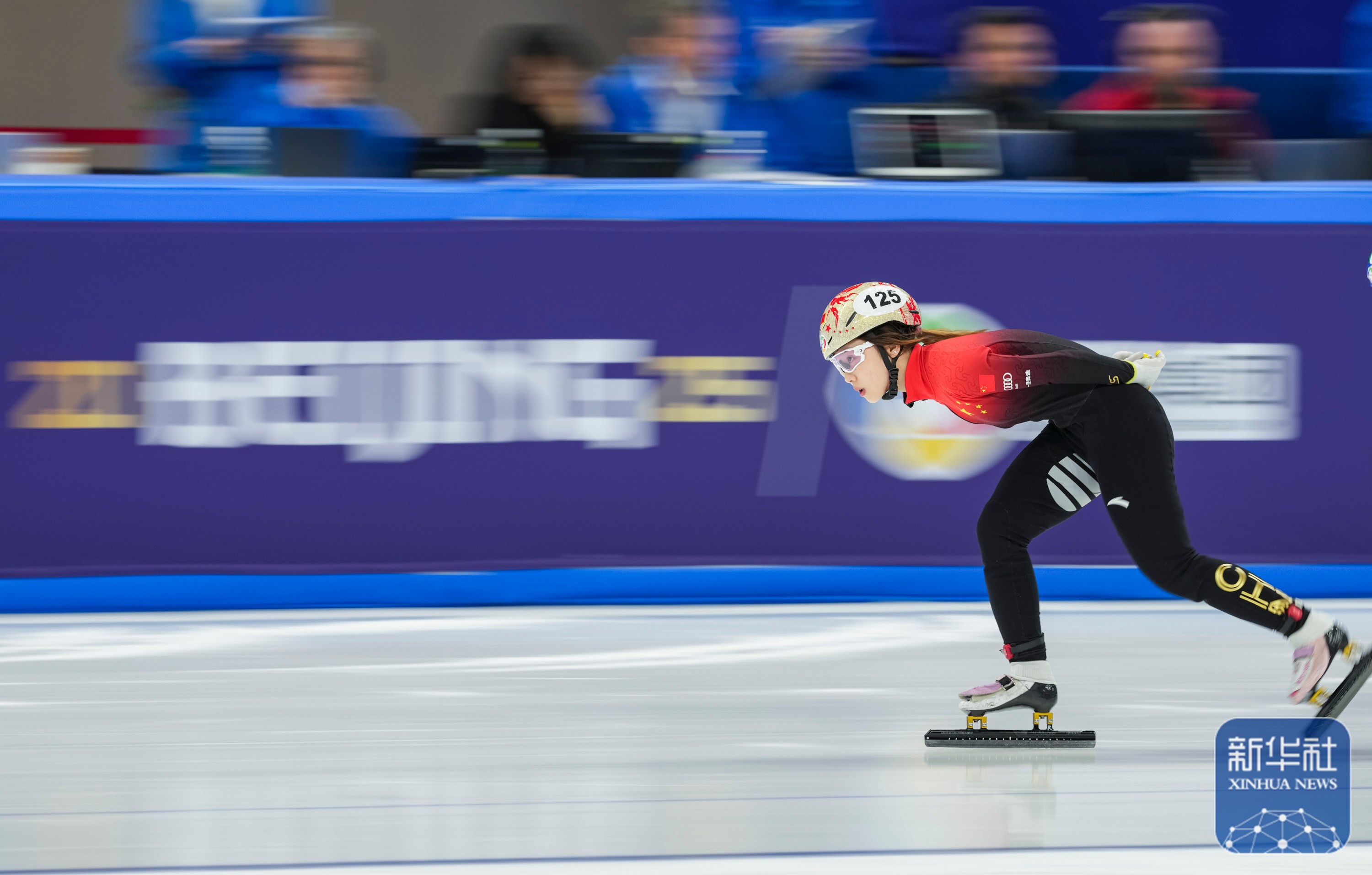 关于短道速滑选手成为全场焦点，轻松过关的信息