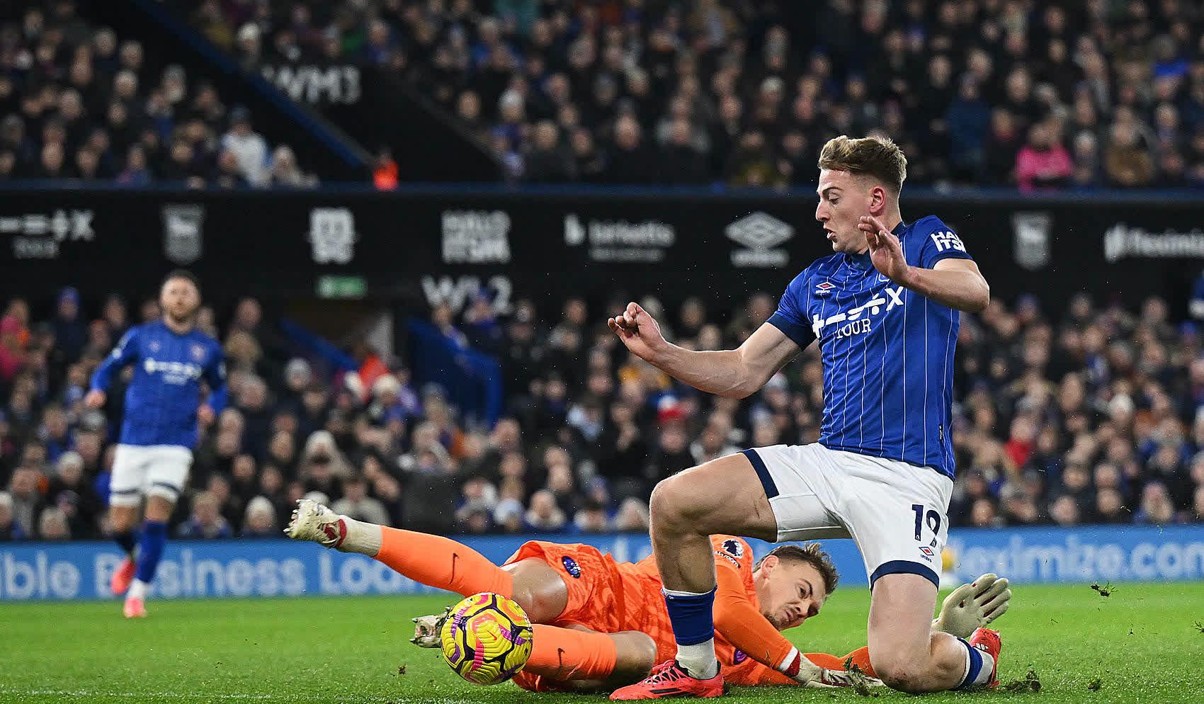 包含惊险刺激！疯狂进球场面一触即发的词条