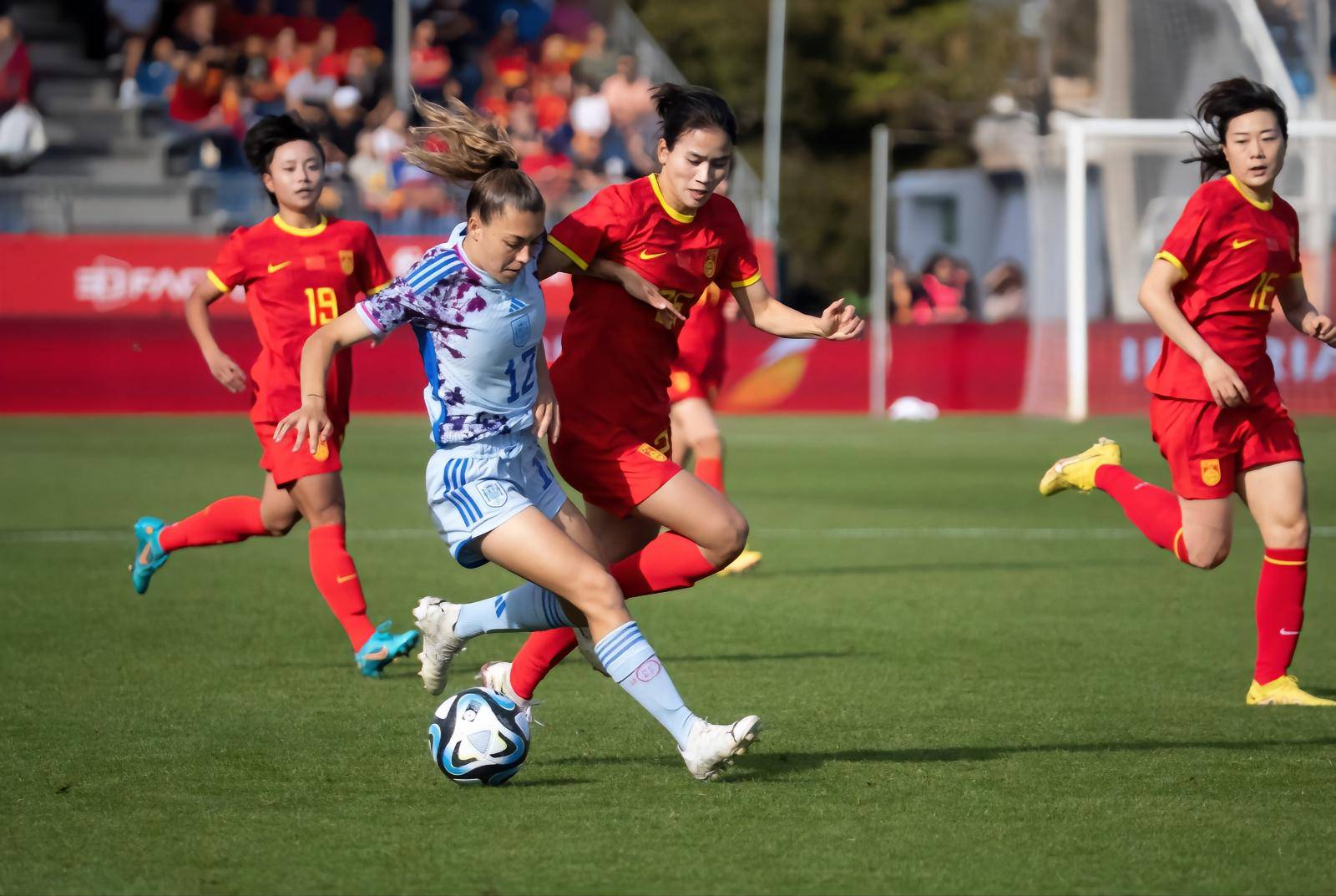 实现全胜,中国女足再次登顶 实现全胜,中国女足再次登顶