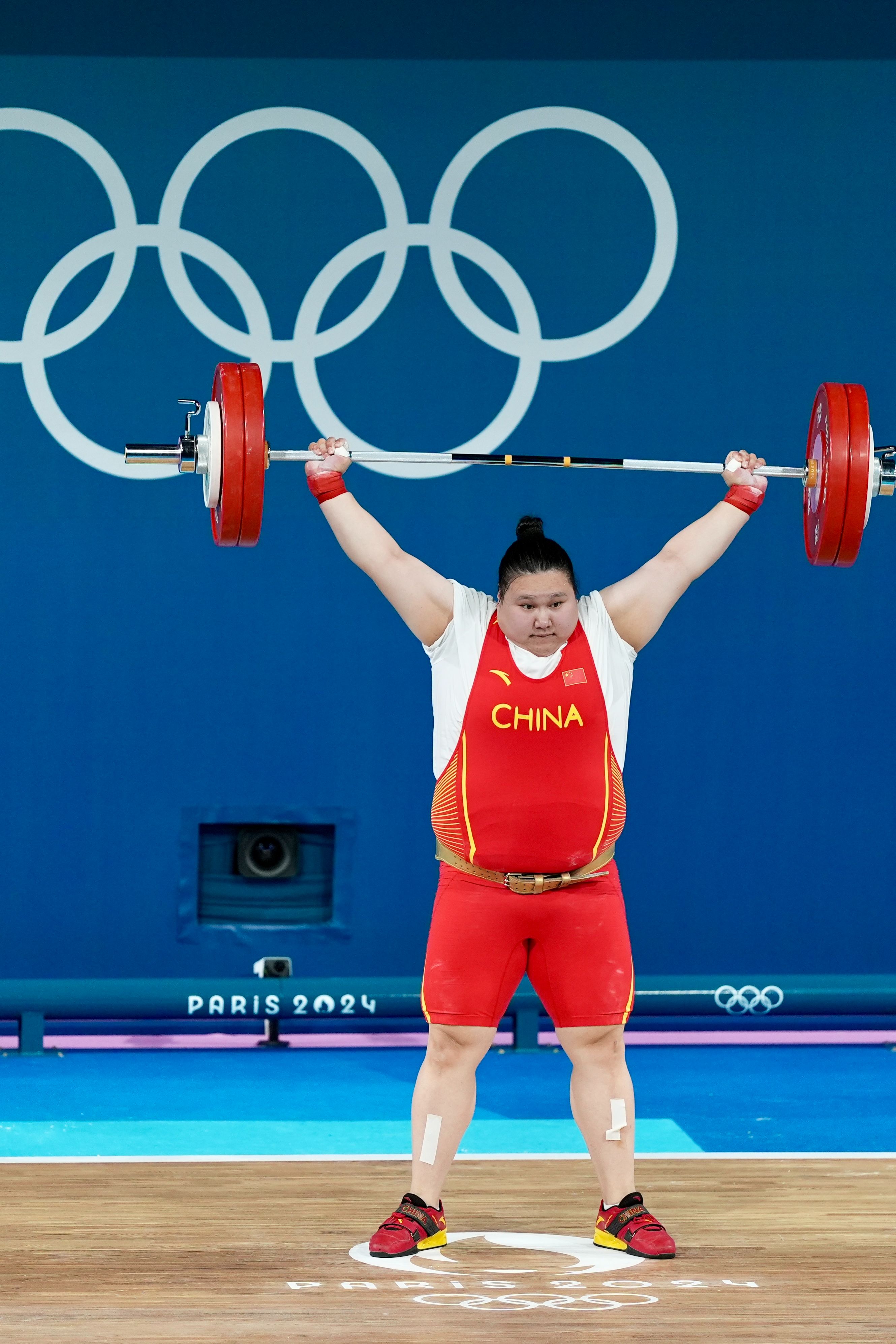 举重冠军受伤退赛,眼望金牌无缘的简单介绍 举重冠军受伤退赛,眼望金牌无缘的简单介绍