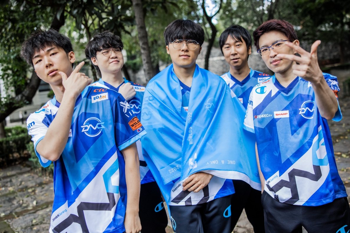 PG电子官网-包含RNG险胜DFM，ShowMaker开启传奇时刻峡谷大战成都决赛之夜，点燃全场激情的词条