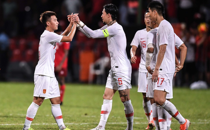 河南建业险胜鲁能，双方激烈争夺胜利